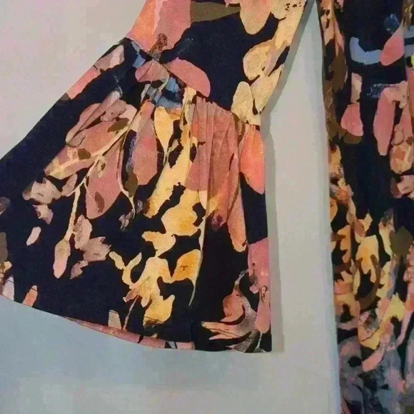 Beautiful Boho New Directions Dress with Bell Sleeves. Size Medium - Picture 4 of 7